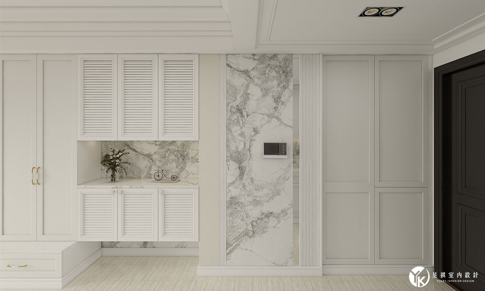 電視牆整合展示櫃與收納機能，讓客廳空間更整潔俐落。