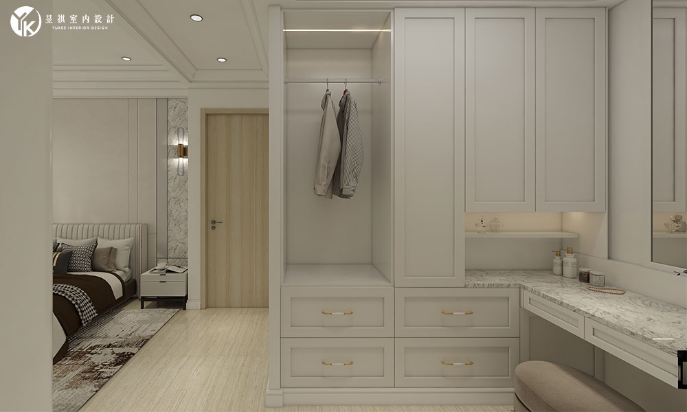 更衣室結合開放式衣櫃與梳妝台設計，提升臥室收納與使用機能。